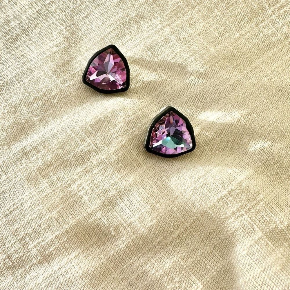 Light purple iridescent, geometric stud earring with black detailing